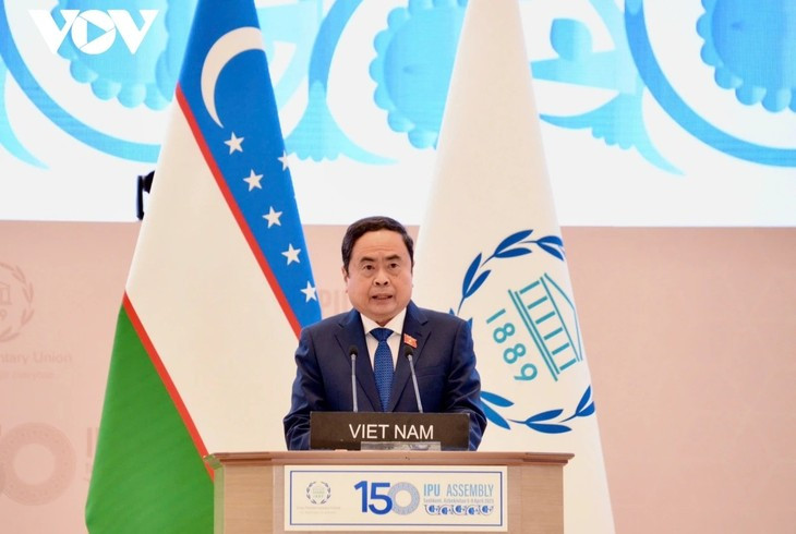 Le président de l'Assemblée nationale Trân Thanh Mân prononce un discours lors de la session plénière de l'UIP-15. Photo : VOV.