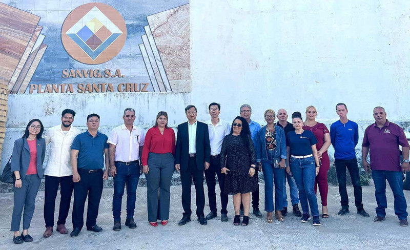 La délégation de l’ambassade vietnamienne à Cuba en visite de l’usine de carreaux de céramique SanVig. Photo : baoquocte.vn