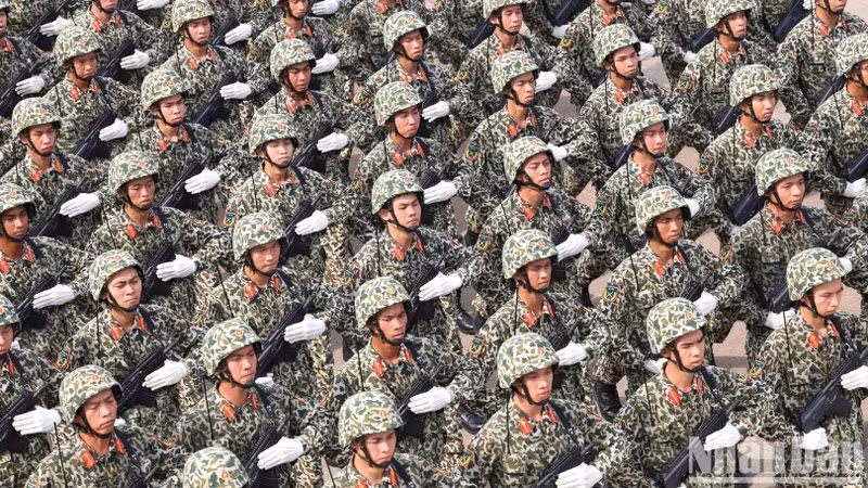 Un groupe d'officiers des forces spéciales masculines lors d'une séance d'entraînement des 36 blocs de forces armées participant au défilé célébrant le 50e anniversaire de la Libération du Sud et de la Réunification nationale (30 avril 1975 - 30 avril 2025), le 16 avril 2025 à l'aéroport de Bien Hoa (Dong Nai). Photo : NDEL Un groupe d'officiers des forces spéciales masculines lors d'une séance d'entraînement des 36 blocs de forces armées participant au défilé célébrant le 50e anniversaire de la Libération du Sud et de la Réunification nationale (30 avril 1975 - 30 avril 2025), le 16 avril 2025 à l'aéroport de Bien Hoa (Dong Nai). Photo : NDEL