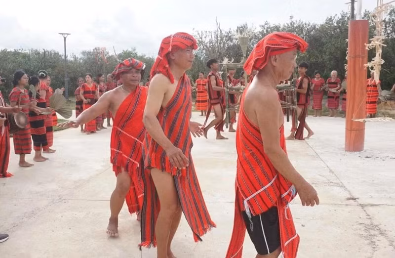 La célébration dure généralement plusieurs jours et comprend des chants traditionnels, des danses et de nombreuses autres performances culturelles.