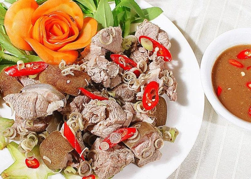 La viande de chèvre vietnamienne au jus de citron figure parmi les 36 meilleurs plats à base de chèvre au monde. Photo : Dulichninhbinh.
