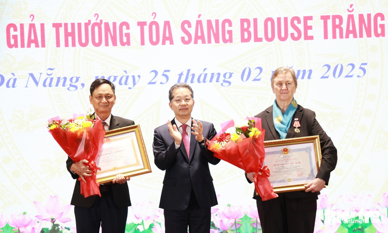 Virginia Mary Lockett (à droite) reçoit la médaille de l'amitié pour sa contribution aux soins de santé au Vietnam lors de la cérémonie tenue le 25 février à Dà Nang. Photo : tuoitre.vn