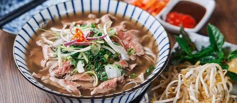 On pense que le pho dérive du pot au feu français, mais malgré la véracité de la légende, le pho reste un plat réconfortant incontournable : chaud, copieux et délicieux. Photo : TasteAtlas.