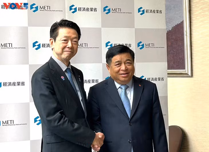 Le vice-Premier ministre vietnamien Nguyen Chi Dung et le ministre japonais de l’Économie, du Commerce et de l’Industrie Muto Yoji. Photo : VOV. 