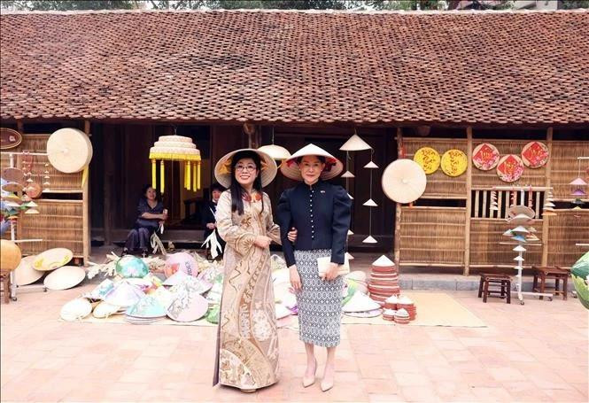 Le Thi Bich Tran (gauche), épouse du Premier ministre Pham Minh Chinh et Loo Tze Lui, épouse du Premier ministre singapourien Lawrence Wong visitent le 26 mars le Musée d'ethnographie du Vietnam à Hanoï. Photo : VNA.