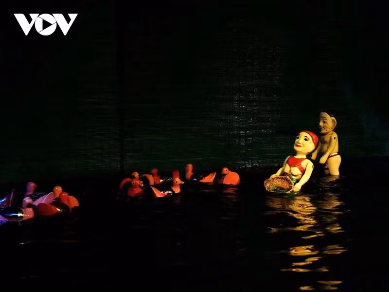 Les marionnettes sur l’eau ne sont pas seulement une forme de divertissement, mais aussi un symbole vivant de la culture vietnamienne. Photo : VOV.