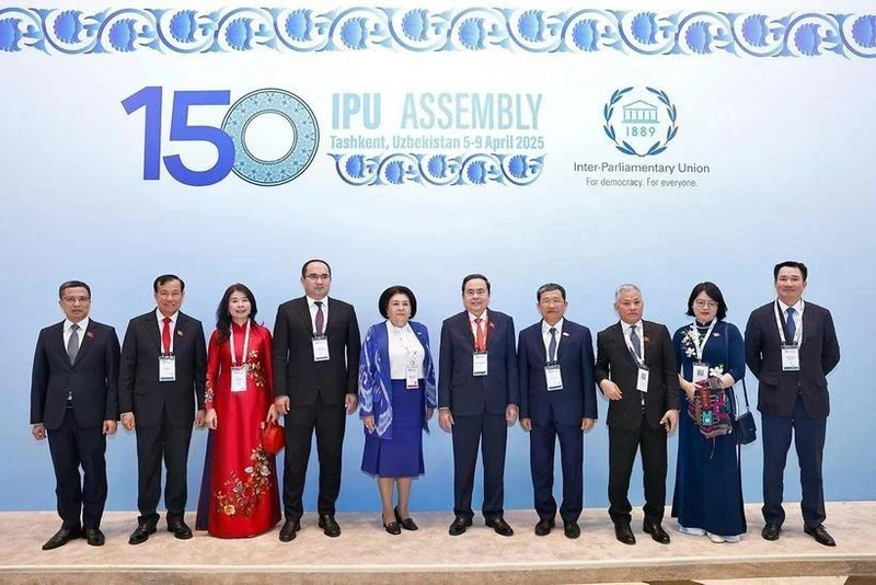 Le président de l'Assemblée nationale, Trân Thanh Maân (sixième à partir de la gauche), et d'autres délégués lors de la cérémonie d'ouverture de l'UIP-150 à Tachkent, en Ouzbékistan, le 5 avril au soir. Photo : VNA.