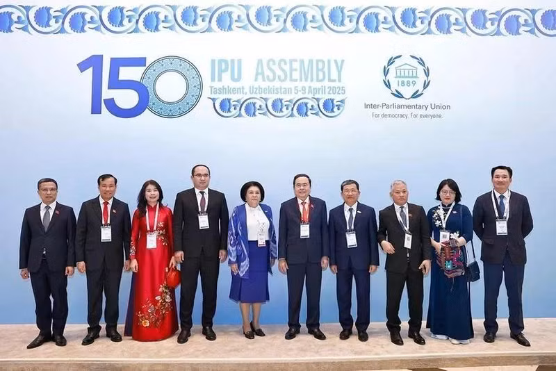 Le président de l'Assemblée nationale, Trân Thanh Maân (sixième à partir de la gauche), et d'autres délégués lors de la cérémonie d'ouverture de l'UIP-150 à Tachkent, en Ouzbékistan, le 5 avril au soir. Photo : VNA.