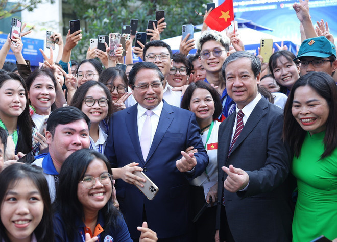 Le Premier ministre Pham Minh Chinh (au milieu) et des délégués participent au 7e Festival national des start-up étudiante (SV.STARTUP) en 2025. Photo : VNA.