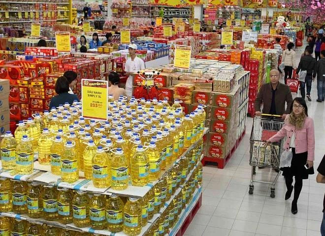Les produits domestiques dominent les rayons des supermarchés et des magasins de proximité, Photo : VNA.