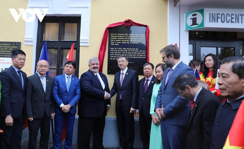 Inauguration de la plaque commémorative du Président Hô Chi Minh à Chrastava en République tchèque. Photo : VOV