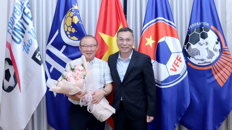 Le président de la VFF, Tran Quoc Tuan (a droite) et Park Hang Seo, nouveau vice-président de la Fédération sud-coréenne de football. Photo : NDEL.