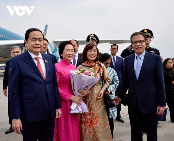 Le président de l’Assemblée nationale Trân Thanh Mân (à gauche) et sa délégation à l'aéroport international d'I. karimov de Tachkent. Photo : VOV.