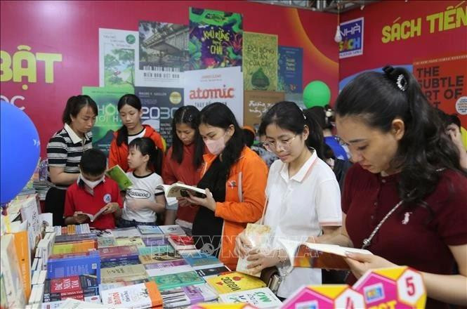 La Rue des livres de Hai Phong 2025 présente plus de 10 000 livres. Photo : VNA