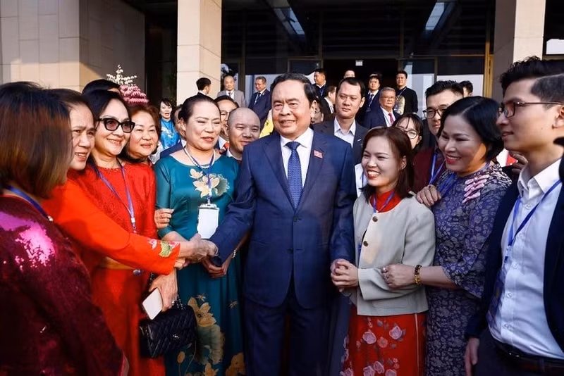 Le président de l'Assemblée nationale, Tran Thanh Man (au milieu), et des délégués. Photo : VNA.
