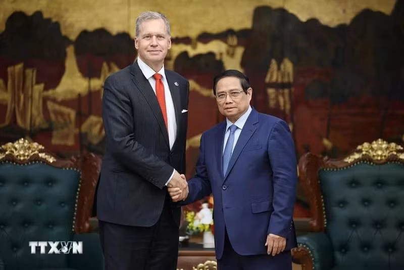 Le Premier ministre Pham Minh Chinh (droite) et Steven Kobos, président-directeur général du groupe américain Excelerate Energy. Photo : VNA.