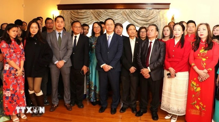 L'ambassadeur du Vietnam au Canada, Pham Vinh Quang, son épouse, et des représentants de la communauté vietnamienne lors du programme "Printemps au pays natal". Photo : VNA.