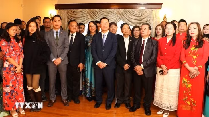 L'ambassadeur du Vietnam au Canada, Pham Vinh Quang, son épouse, et des représentants de la communauté vietnamienne lors du programme "Printemps au pays natal". Photo : VNA.