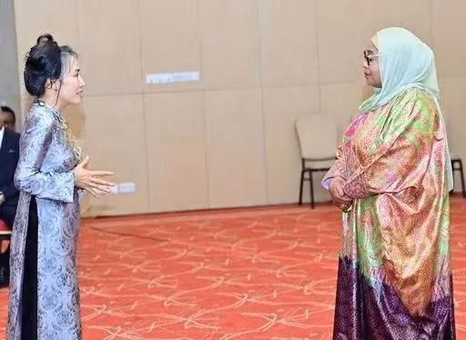 L'ambassadrice Vu Thanh Huyen (à gauche) et la présidente tanzanienne Samia Suluhu Hassan. Photo : baoquocte.vn
