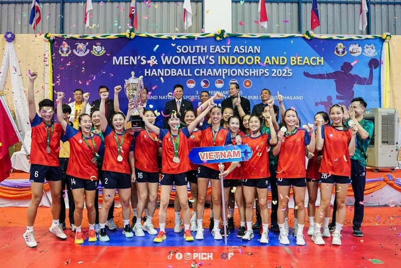 L’équipe féminine vietnamienne de handball célèbre son titre de championne d’Asie du Sud-Est. Photo : thethaovietnamplus.vn