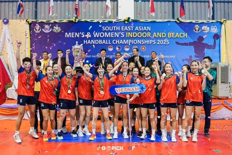 L’équipe féminine vietnamienne de handball célèbre son titre de championne d’Asie du Sud-Est. Photo : thethaovietnamplus.vn