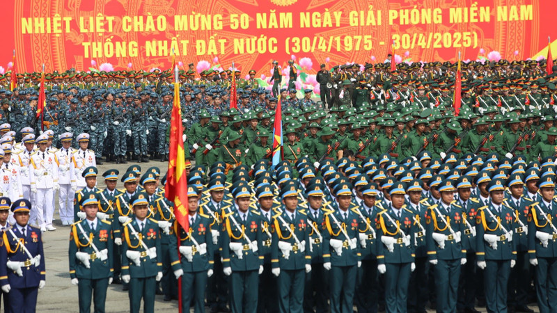 Plus de 13 000 officiers et soldats des forces armées lors d'une séance d'entraînement des 36 blocs de forces armées participant au défilé célébrant le 50e anniversaire de la Libération du Sud et de la Réunification nationale (30 avril 1975 - 30 avril 2025), le 16 avril 2025 à l'aéroport de Bien Hoa (Dong Nai, au Sud). Photo : NDEL.