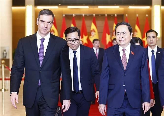 Le président de l’AN Tran Thanh Man (droite) et le Premier ministre espagnol Pedro Sánchez. Photo : VNA.