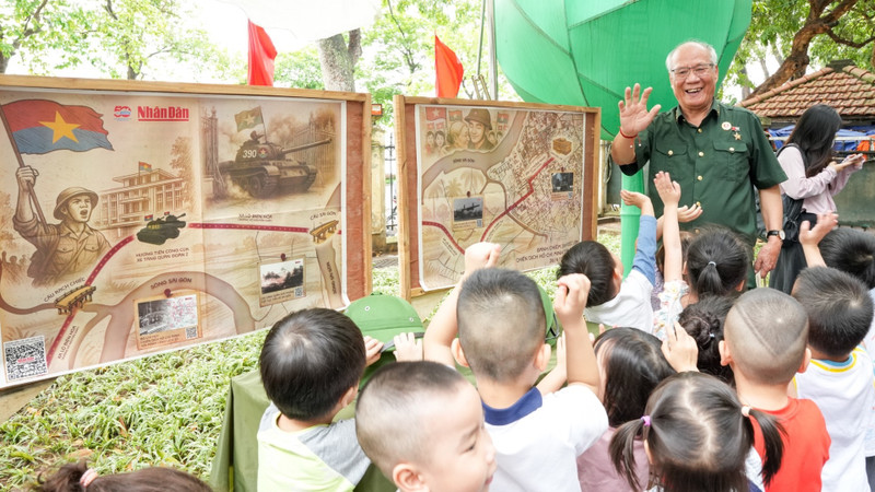 Les enfants sont ravis de rencontrer le vétéran qui a participé directement aux batailles pour obtenir l’indépendance de la Patrie vietnamienne.