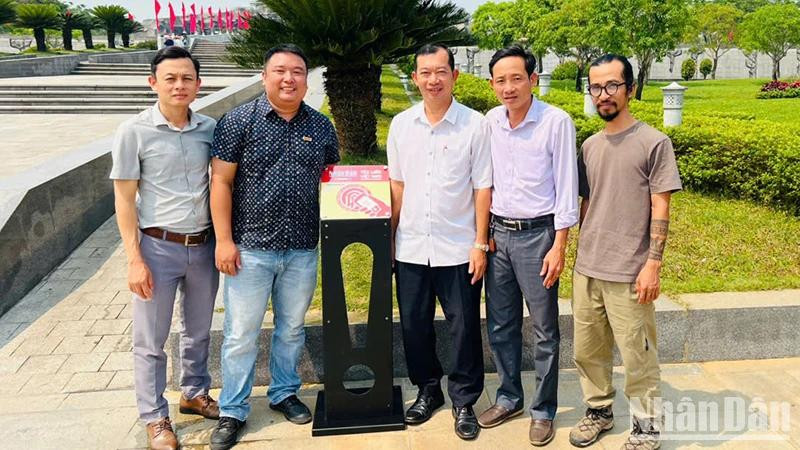 Le panneau muni de puces NFC au monument « La Mère Héroïne vietnamienne ». Photo : NDEL.