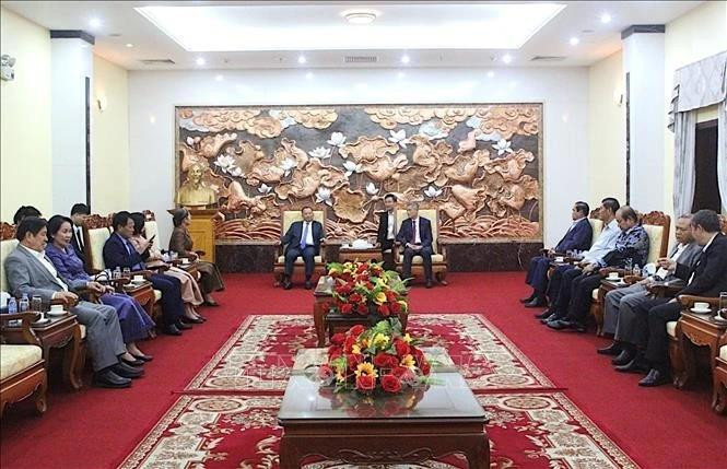 L'ambassadeur du Vietnam au Cambodge, Nguyen Minh Vu, reçoit les dirigeants et les membres du Comité permanent du Comité central du PPC à l'ambassade du Vietnam à Phnom Penh. Photo : VNA.