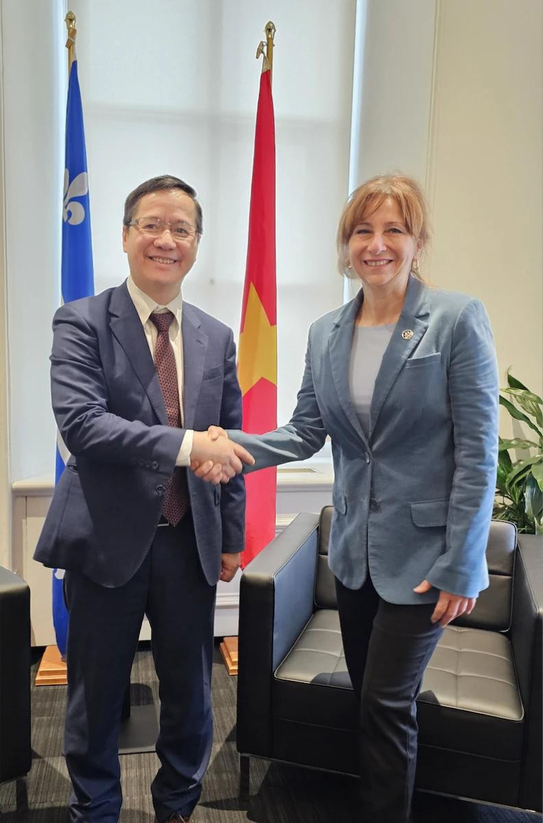 L’ambassadeur du Vietnam au Canada Pham Vinh Quang et la ministre des Relations internationales et de la Francophonie du Québec, Martine Biron. Photo : VNA.