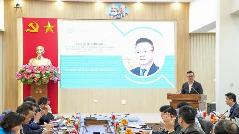 Lê Quôc Minh, membre du Comité central du Parti communiste du Vietnam, et rédacteur en chef du journal Nhân Dân, prend la parole lors de l'atelier. Photo : NDEL.