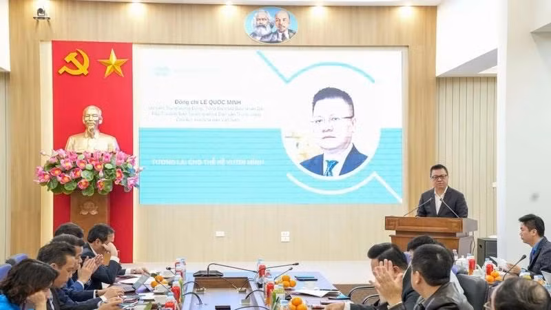 Lê Quôc Minh, membre du Comité central du Parti communiste du Vietnam, et rédacteur en chef du journal Nhân Dân, prend la parole lors de l'atelier. Photo : NDEL.