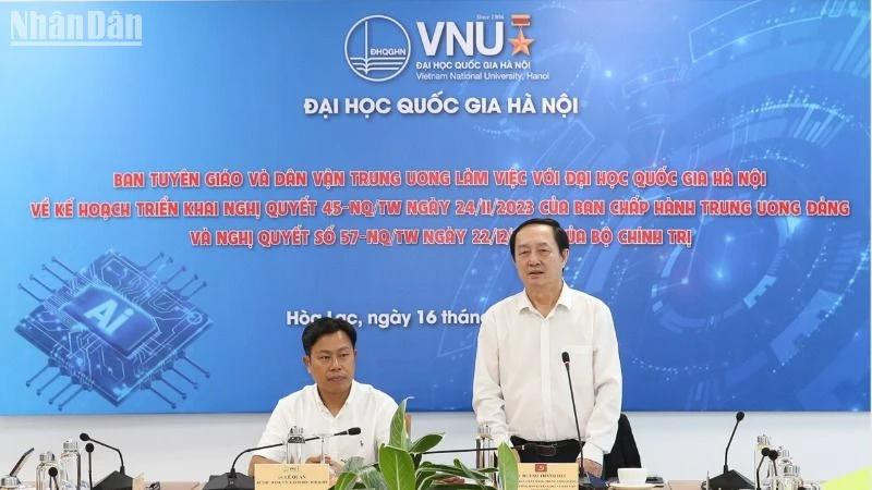 Huynh Thanh Dat, membre du Comité central du Parti, chef adjoint de la Commission centrale de propagande et de mobilisation de masse, prend la parole lors de la séance de travail avec les dirigeants de l'Université nationale de Hanoi. Photo : NDEL.