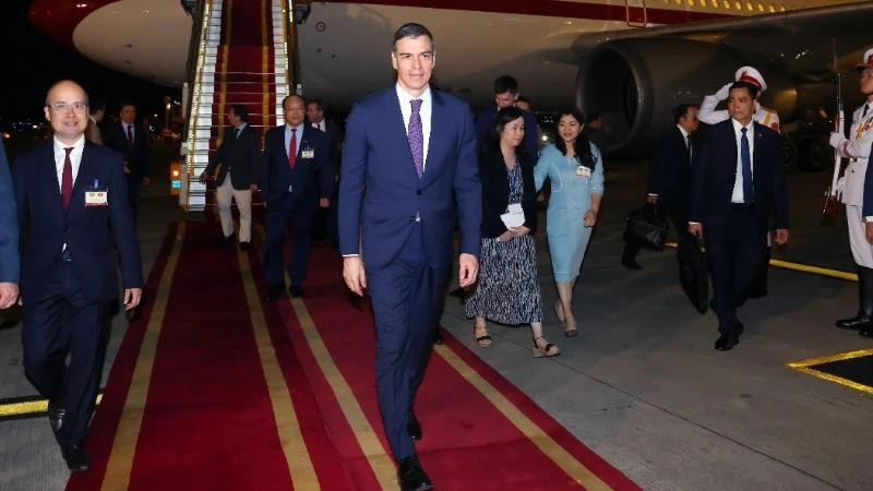 Le Premier ministre espagnol Pedro Sanchez est arrivé lundi soir 8 avril à Hanoi, entamant sa visite officielle au Vietnam du 8 au 10 avril. Photo : NDEL.