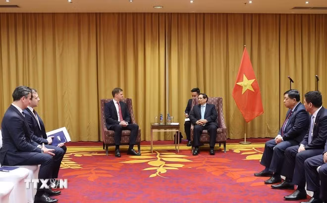 Le PM Pham Minh Chinh (droite) et Michal Fijol, président par intérim du conseil d'administration de LOT. Photo: VNA