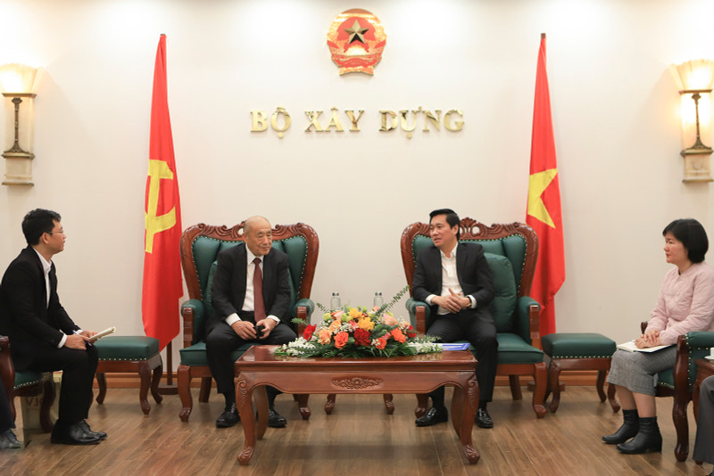 Le vice-ministre de la Constrution, Nguyen Tuong Van (à droite) et Hideki Asami, conseiller principal de la société japonais Plantec Architectes Co., Ltd, le 14 janvier à Hanoi. Photo : tapchixaydung.vn