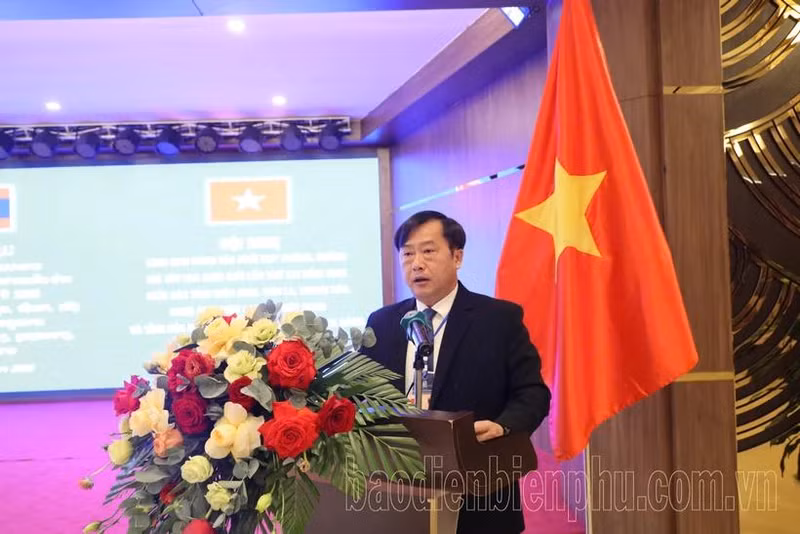 Le vice-président du Comité populaire de la province de Dien Bien, Vu A Bang s'exprime à la 21e réunion de huit provinces du Vietnam et du Laos sur la lutte contre la drogue. Photo: VNA