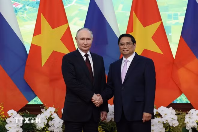 Le Premier ministre Pham Minh Chinh (droite) et le président russe Vladimir Poutine, en visite d'État au Vietnam le 20 juin 2024. Photo: VNA