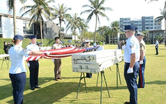 Cérémonie de réception des urnes contenant les restes des soldats américains disparus pendant la guerre du Vietnam. Photo : VNA