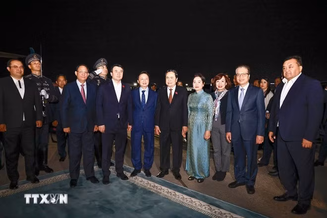 La cérémonie d'adieu du président de l'Assemblée nationale Tran Thanh Man et de son épouse à l'aéroport Islam Karimov Tashkent à la capitale Tashkent en Ouzbékistan. Photo : VNA.