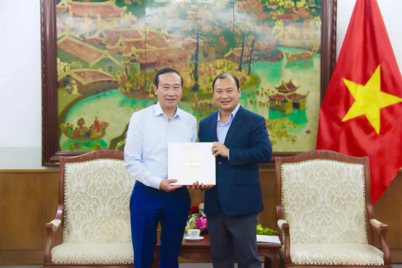 Nguyen Van Thao, ambassadeur du Vietnam auprès du Royaume de Belgique, chef de la délégation vietnamienne auprès de l’UE (à gauche) et Le Hai Binh, vice-ministre permanent de la Culture, des Sports et du Tourisme. Photo : baovanhoa.vn
