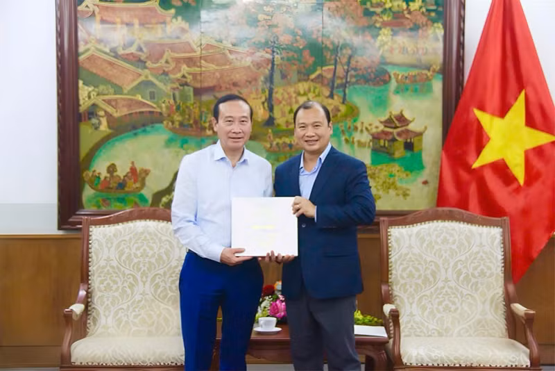 Nguyen Van Thao, ambassadeur du Vietnam auprès du Royaume de Belgique, chef de la délégation vietnamienne auprès de l’UE (à gauche) et Le Hai Binh, vice-ministre permanent de la Culture, des Sports et du Tourisme. Photo : baovanhoa.vn