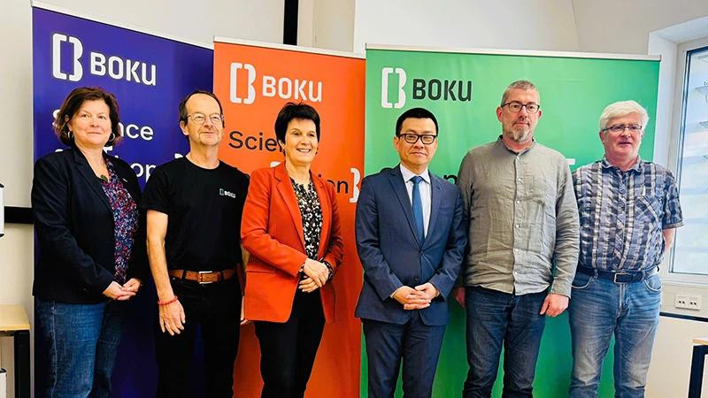 L'ambassadeur Vu Le Thai Hoang et des responsables de l'université BOKU de Vienne. Photo : NDEL