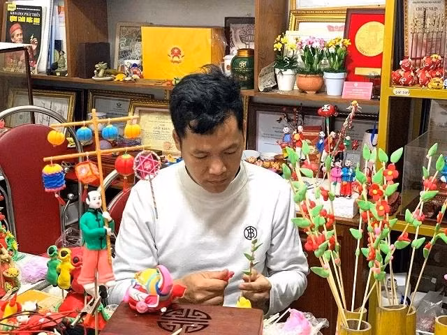 L'artisan Dang Van Hau est méticuleux avec ses produits animaux en poudre. Photo : baoquocte.vn