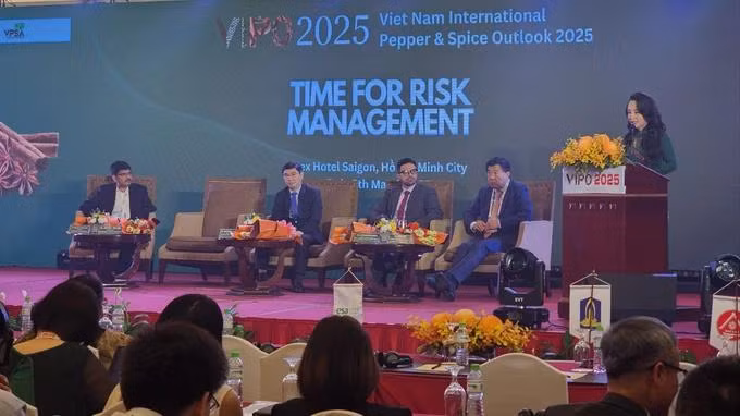 La conférence internationale de l'industrie vietnamienne du poivre et des épices 2025 (VIPO 2025), tenue le 3 mars à Hô Chi Minh-Ville. Photo : sggp.org.vn La conférence internationale de l'industrie vietnamienne du poivre et des épices 2025 (VIPO 2025), tenue le 3 mars à Hô Chi Minh-Ville. Photo : sggp.org.vn