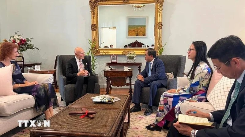 L'ambassadeur du Vietnam en Australie, Pham Hung Tam (à droite), et la consule générale Nguyen Thanh Ha rendent une visite de courtoisie au gouverneur de l'Australie du Nord, Hugh Heggie (à gauche). Photo : VNA.