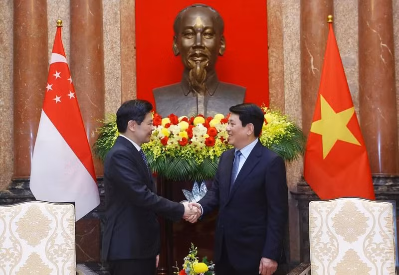 L'Entrevue entre le président vietnamien Luong Cuong (droite) et le Premier ministre singapourien Lawrence Wong se tient à Hanoï le 26 mars. Photo : VNA