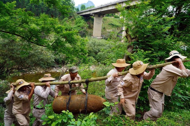 L’équipe mobile de déminage du Groupe consultatif sur les mines – Vietnam (MAG Vietnam) a désamorcé en toute sécurité, le 9 avril, une bombe de 360 kg découverte dans la province de Quang Binh (Centre du Vietnam). Photo: VNA