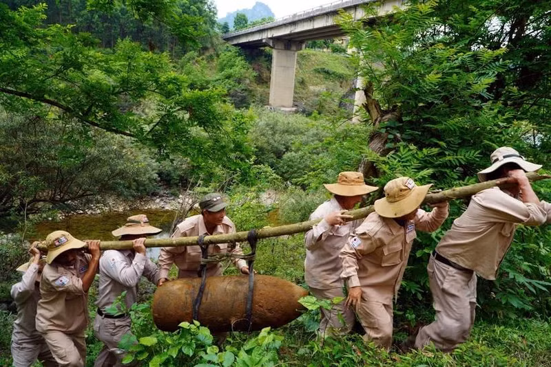 L’équipe mobile de déminage du Groupe consultatif sur les mines – Vietnam (MAG Vietnam) a désamorcé en toute sécurité, le 9 avril, une bombe de 360 kg découverte dans la province de Quang Binh (Centre du Vietnam). Photo: VNA